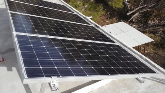 Otočni off-grid fotonaponski sustav s baterijskim spremnikom