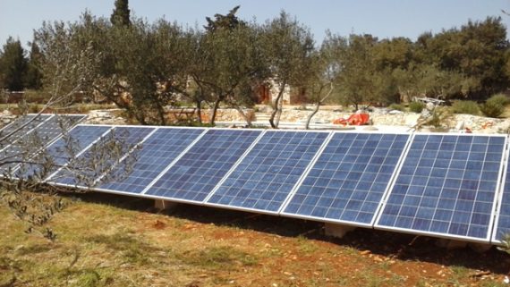 Otočni off-grid fotonaponski sustav s baterijskim spremnikom