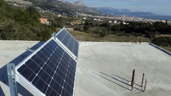 Otočni off-grid fotonaponski sustav s baterijskim spremnikom