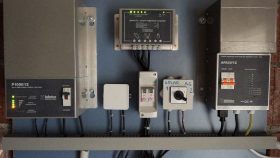 Otočni off-grid fotonaponski sustav s baterijskim spremnikom