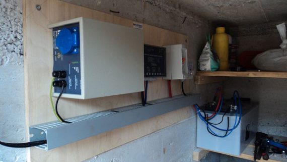 Otočni off-grid fotonaponski sustav s baterijskim spremnikom