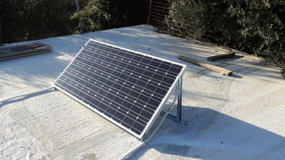 Otočni off-grid fotonaponski sustav s baterijskim spremnikom