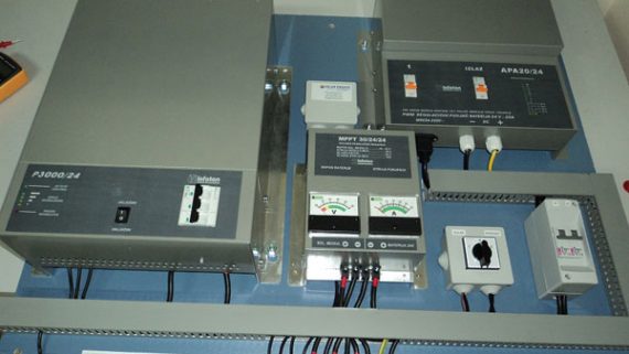 Otočni off-grid fotonaponski sustav s baterijskim spremnikom